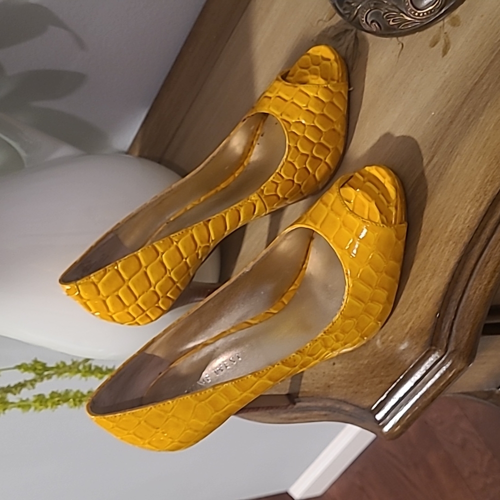 Nine West Womans Size 5 Yellow Crocodile Peek A Boo Toe Heels